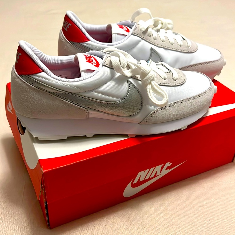 New In Box! Nike Women’s Daybreak Shoe